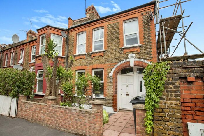 2 Bedroom Flat To Rent In Kettlebaston Road, Leyton, E10
