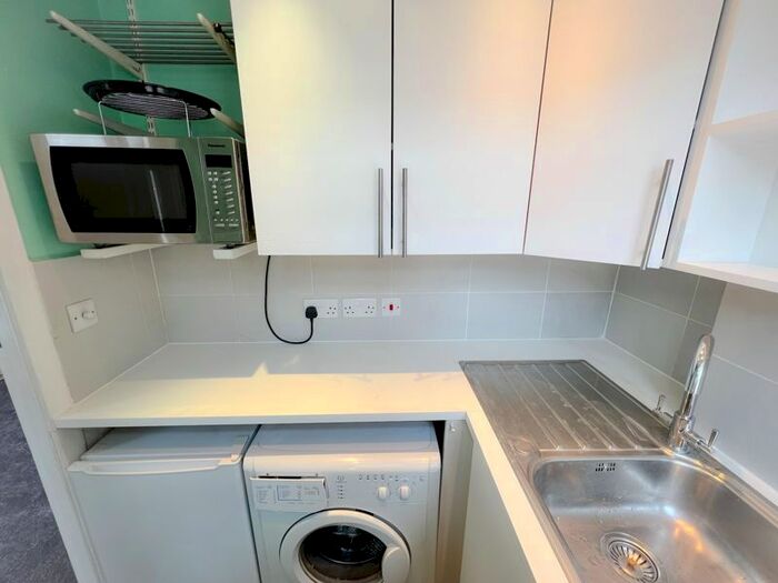 Studio To Rent In Balham High Road, London, SW17