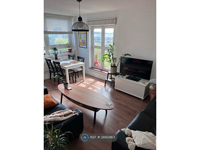 2 Bedroom Flat To Rent In Thomas Hollywood House, London, E2