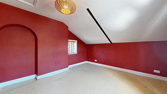 2 Bedroom Detached House For Sale In Thornbury Road, Isleworth, TW7