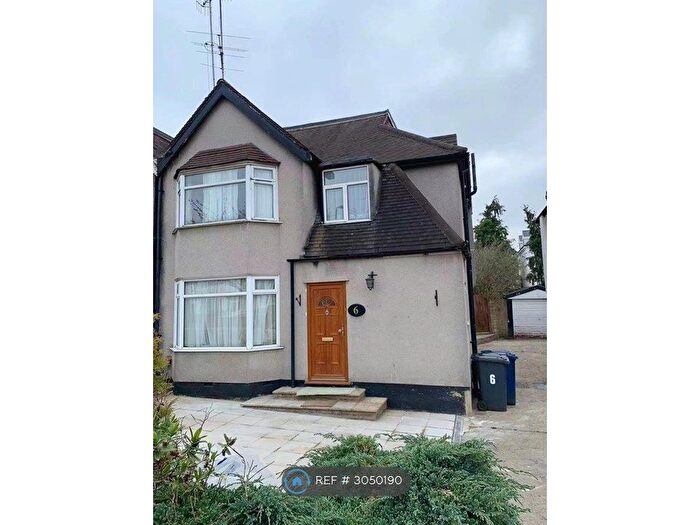 4 Bedroom Semi-detached House To Rent In Clarendon Gardens, London, NW4