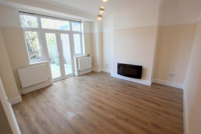 4 Bedroom Flat To Rent In Windermere Gardens, Ilford, IG4