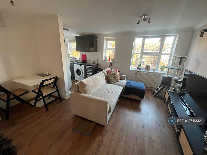 2 Bedroom Flat To Rent In New Wanstead, London, E11