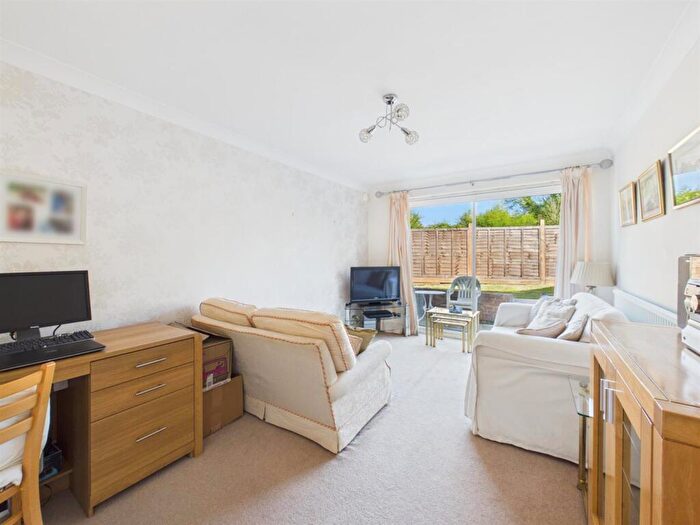 1 Bedroom Maisonette For Sale In Lakeside Close, Ruislip, HA4