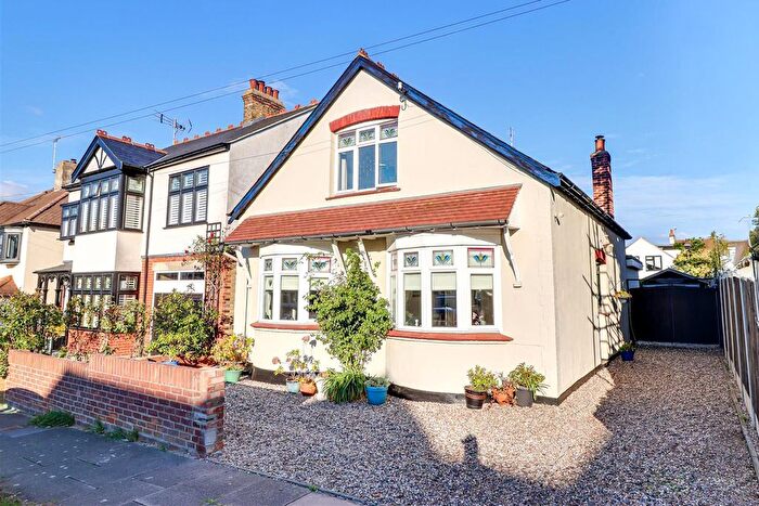 4 Bedroom Chalet For Sale In Holyrood Drive, Westcliff-On-Sea, SS0