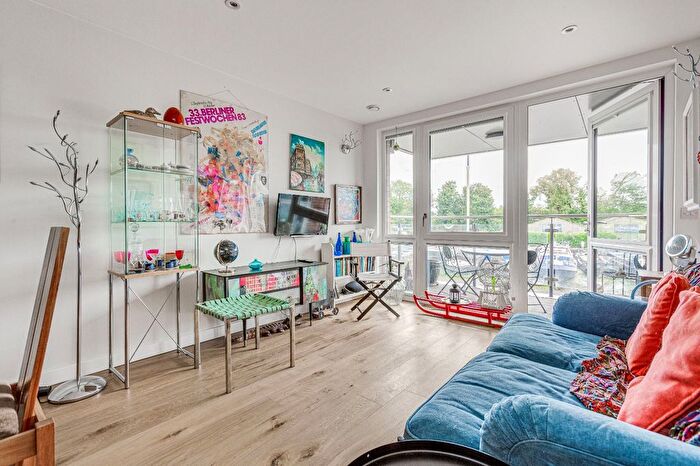 2 Bedroom Flat To Rent In High Street, Brentford, TW8