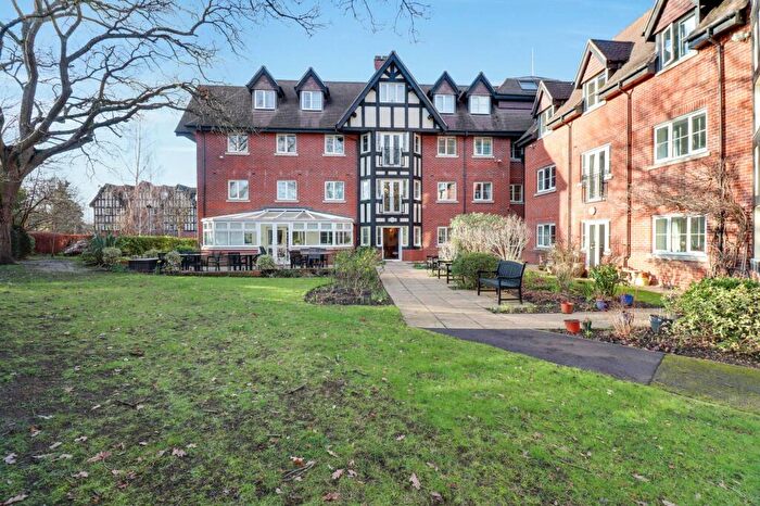 2 Bedroom Flat For Sale In Manor Road North, Hinchley Wood, KT10