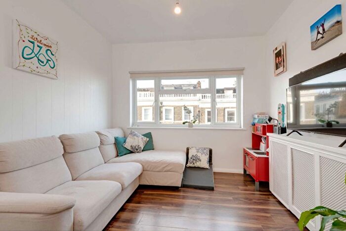 3 Bedroom Flat To Rent In Campden Hill Gardens, Kensington, W8