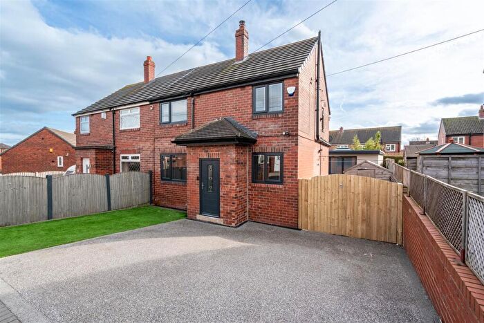 3 Bedroom Semi Detached House For Sale In Manor Close, Rothwell, Leeds, LS26