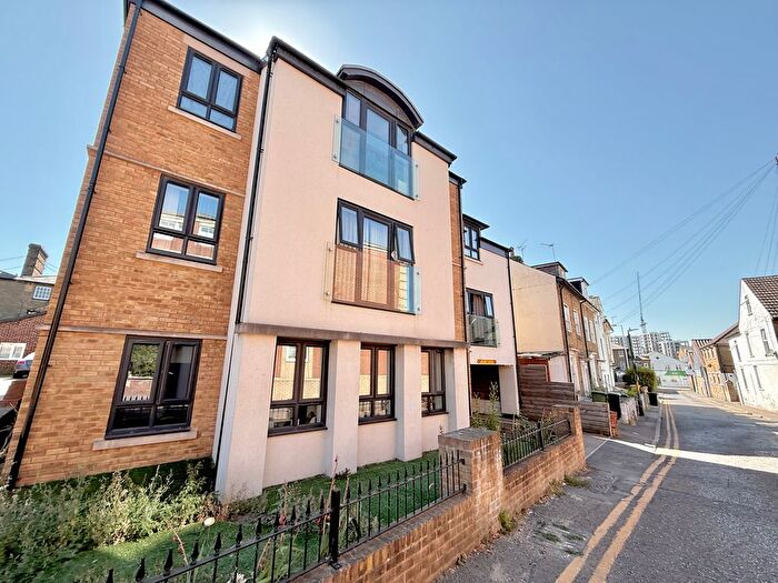 2 Bedroom Flat To Rent In Queen Anne Road, Maidstone, ME14
