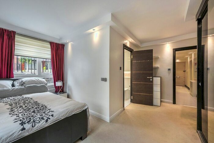 3 Bedroom Flat To Rent In Macready House, W1H