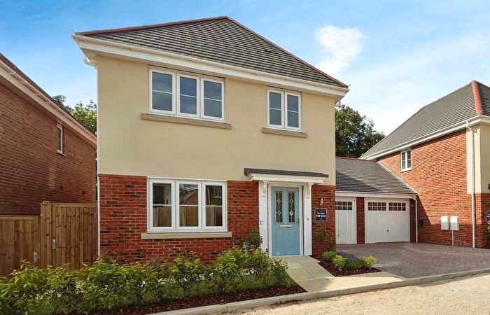 3 Bedroom Link Detached House For Sale In Castlefield, Hitchin, SG4