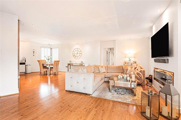2 Bedroom Apartment For Sale In Wick Lane, London, E3 - Photo 2