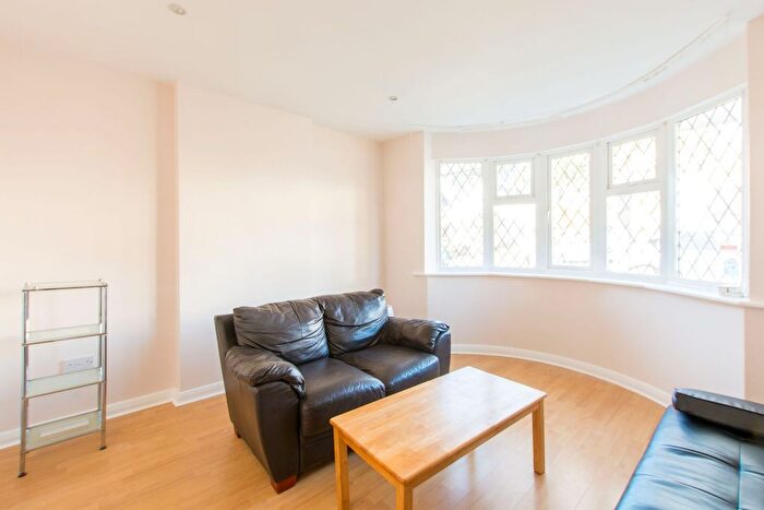 2 Bedroom Bungalow To Rent In Milton Avenue, Barnet, EN5