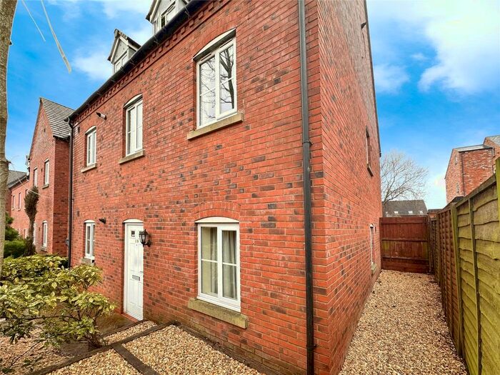 2 Bedroom Flat To Rent In Garden Road, Hinckley, Leicestershire, LE10