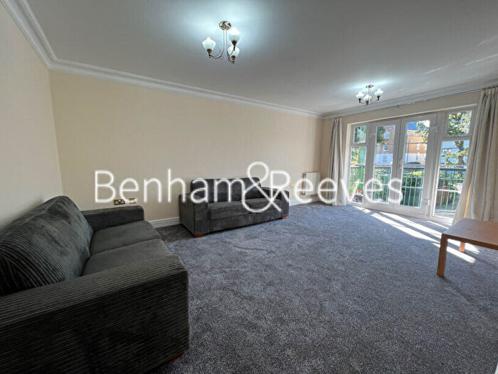 3 Bedroom Apartment To Rent In Eastbury Avenue, Northwood, HA6