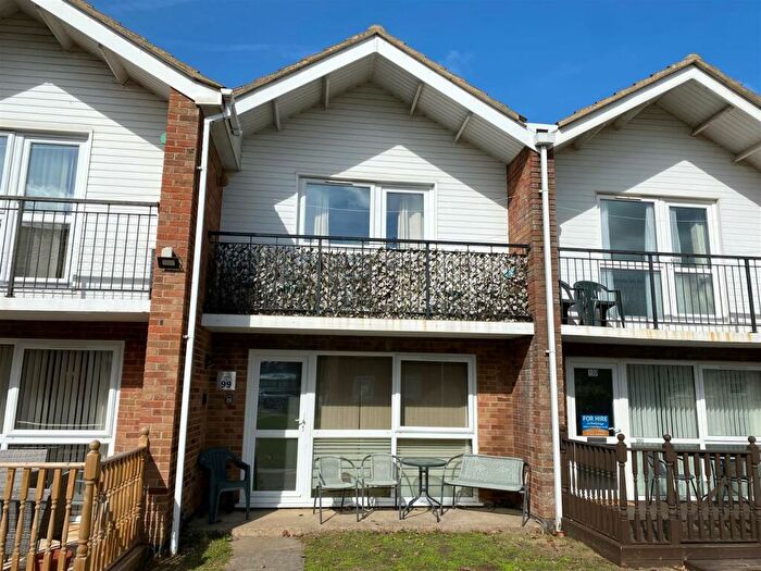 3 Bedroom Chalet For Sale In Waterside Park, The Street, Corton, Lowestoft, NR32