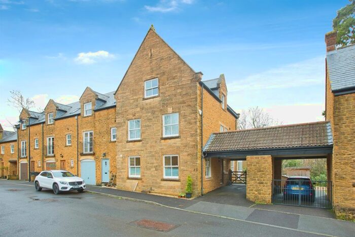4 Bedroom Town House For Sale In Brocks Mount, Stoke-Sub-Hamdon, TA14