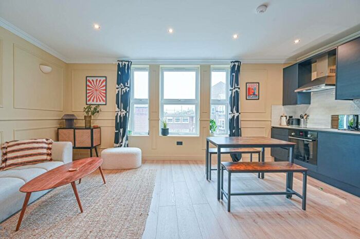 2 Bedroom Flat To Rent In Balham High Road, Balham, London, SW12