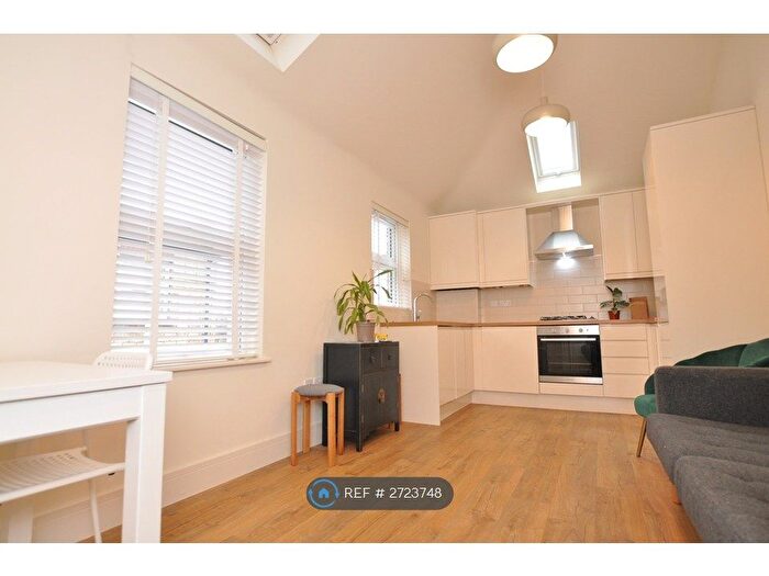 1 Bedroom Flat To Rent In High Road, London, N2