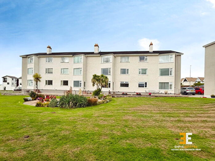 3 Bedroom Flat For Sale In Riverside Court, Deganwy, LL31