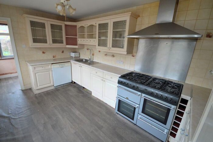 6 Bedroom Semi-Detached House To Rent In Donington Avenue, Ilford, IG6