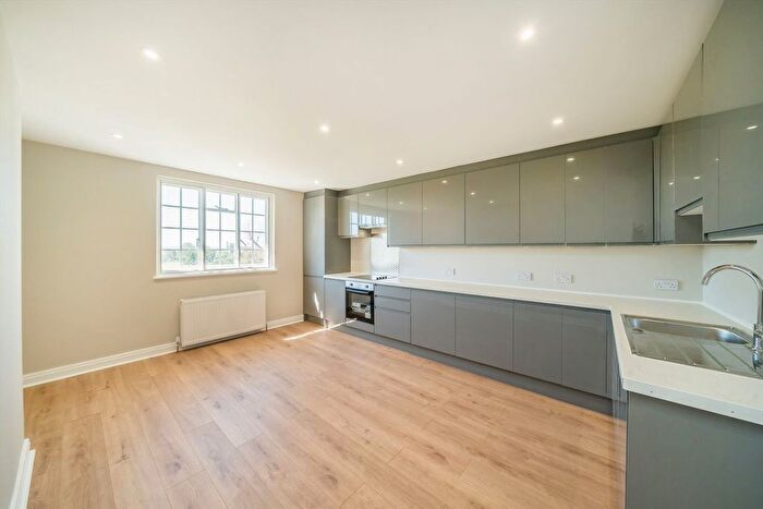 3 Bedroom Flat To Rent In Streatham Common North, Streatham, SW16