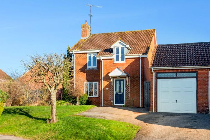 3 Bedroom Detached House For Sale In Golding Avenue, Marlborough, SN8