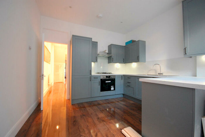 2 Bedroom Flat To Rent In Eaton Park Road, N13