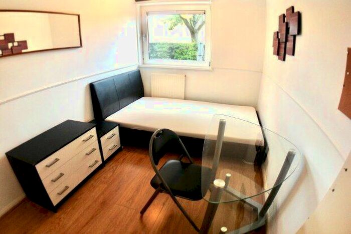 4 Bedroom Flat To Rent In Greetham Street, Southsea, PO5