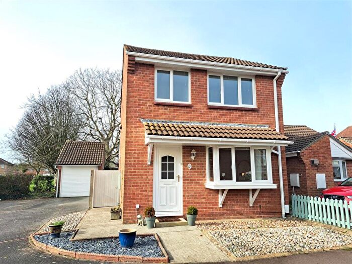 3 Bedroom Semi Detached House For Sale In Widgeon Court, Fareham, PO16