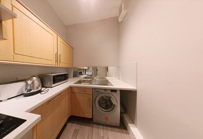 2 Bedroom Flat To Rent In Cathcart Place, Edinburgh, EH11