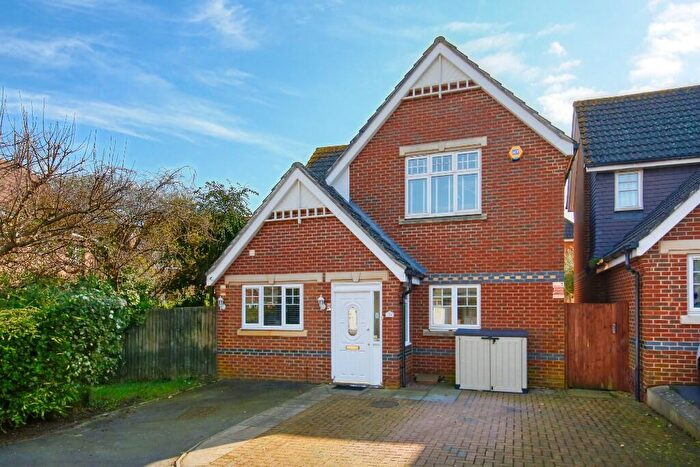 4 Bedroom Detached House To Rent In Woodall Close, Chessington, Surrey, KT9