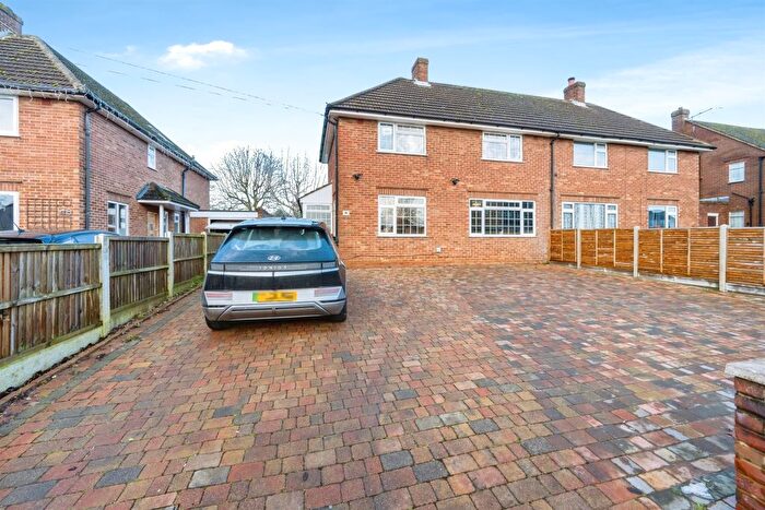 3 Bedroom Semi-Detached House For Sale In Abbey Avenue, St Albans, AL3