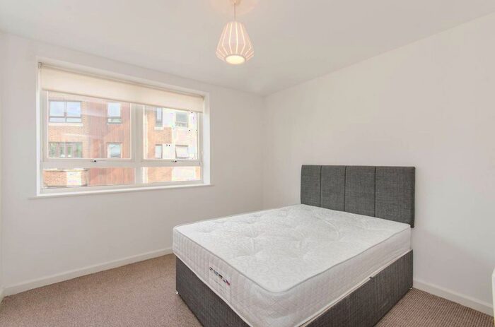 2 Bedroom Flat To Rent In Kew Bridge Court, Chiswick, London, W4