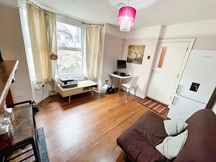 2 Bedroom Flat To Rent In Earle Place, Canton, Cardiff, CF5