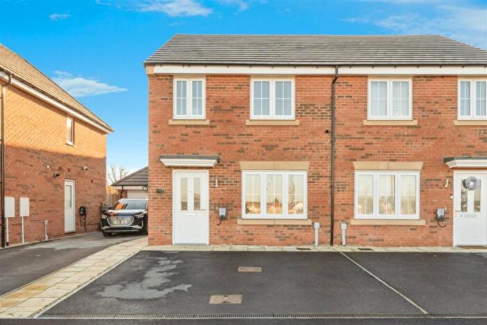 3 Bedroom Semi-Detached House To Rent In Lowmoor Green, Bircotes, Doncaster, DN11