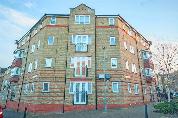 2 Bedroom Flat To Rent In Rookes Crescent, Nr City Centre, Chelmsford, CM1