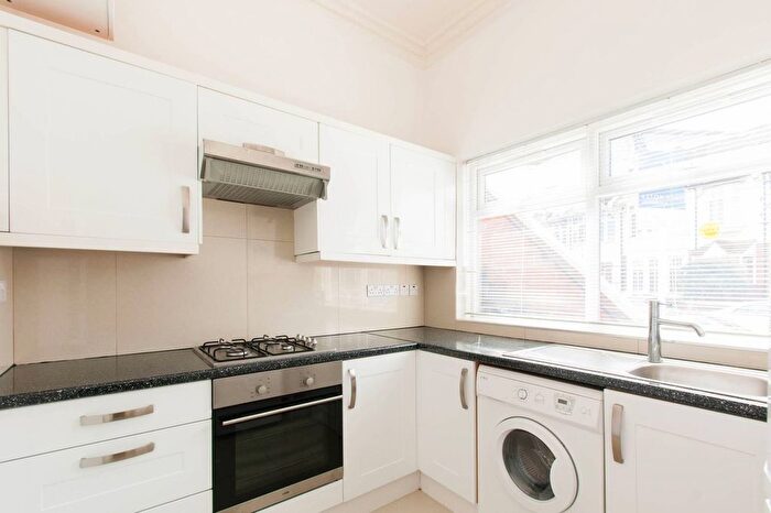 2 Bedroom Flat To Rent In Fordhook Avenue, Ealing, London, W5
