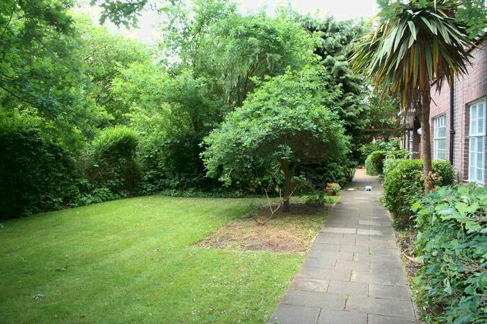 3 Bedroom Flat To Rent In Brookland Rise, London, NW11