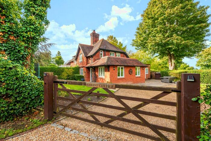 4 Bedroom Semi-Detached House For Sale In School Lane, East Clandon, GU4