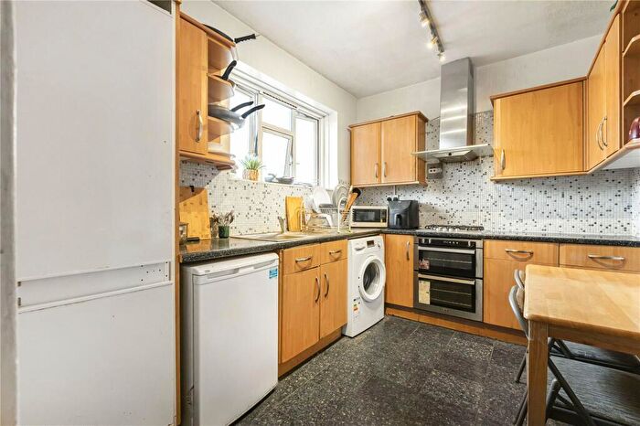 3 Bedroom Apartment To Rent In Lindley Street, London, E1