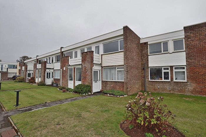 2 Bedroom Flat To Rent In Marine Drive, Barton On Sea, New Milton, Hampshire., BH25