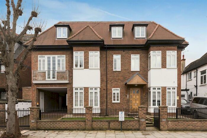3 Bedroom Apartment To Rent In Beechcroft Avenue, Golders Green, NW11
