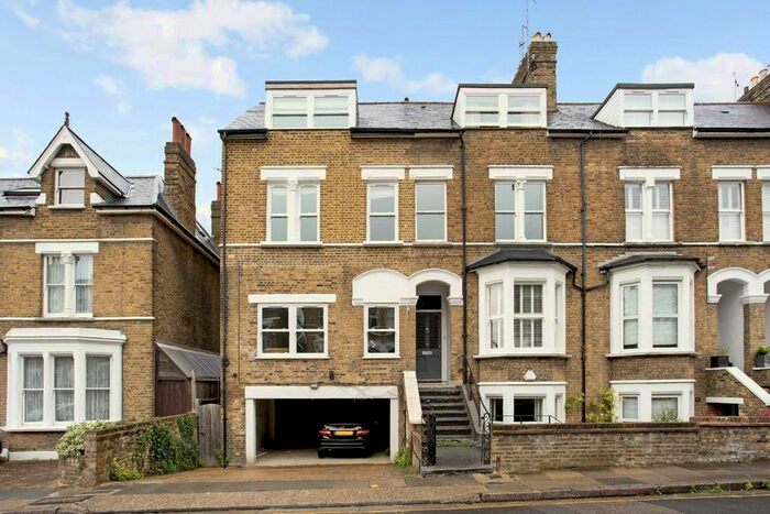 2 Bedroom Flat To Rent In Halford Road, Richmond, TW10
