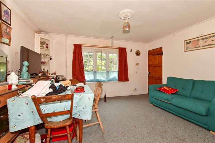 4 Bedroom Semi-detached House For Sale In Bysing Wood Road, Faversham, Kent, ME13