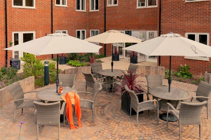1 Bedroom Apartment For Sale In Outwood Lane, Chipstead, Coulsdon, Surrey, CR5