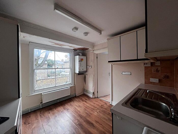 1 Bedroom Flat For Sale In First Floor Flat, Grayshott Road, Battersea, London, SW11