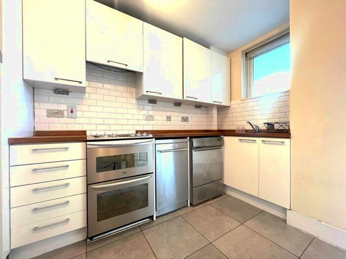 3 Bedroom Flat To Rent In Phoenix Court, Kings Cross, NW1
