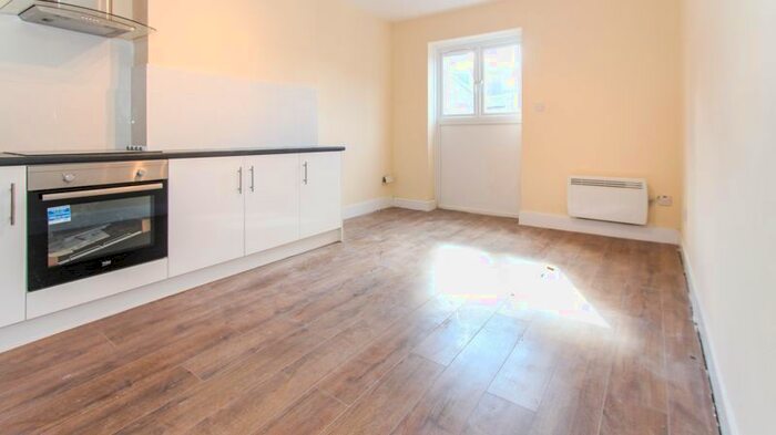 3 Bedroom Flat To Rent In High Street, London, N8